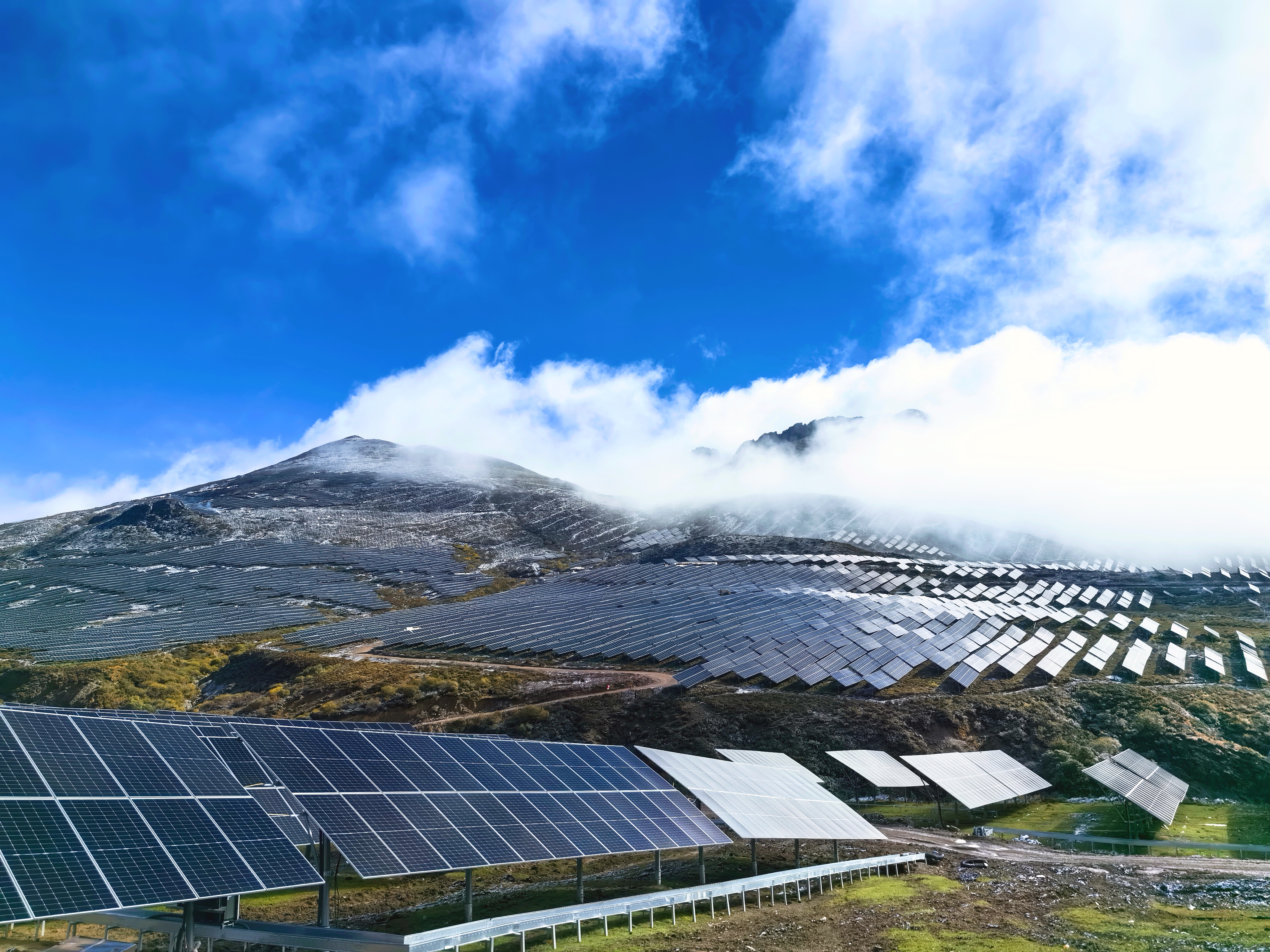 配图2：由万象城AWC二局承建的四川凉山卡基娃水电站水光互补210MW光伏项目全面并网投产.jpg