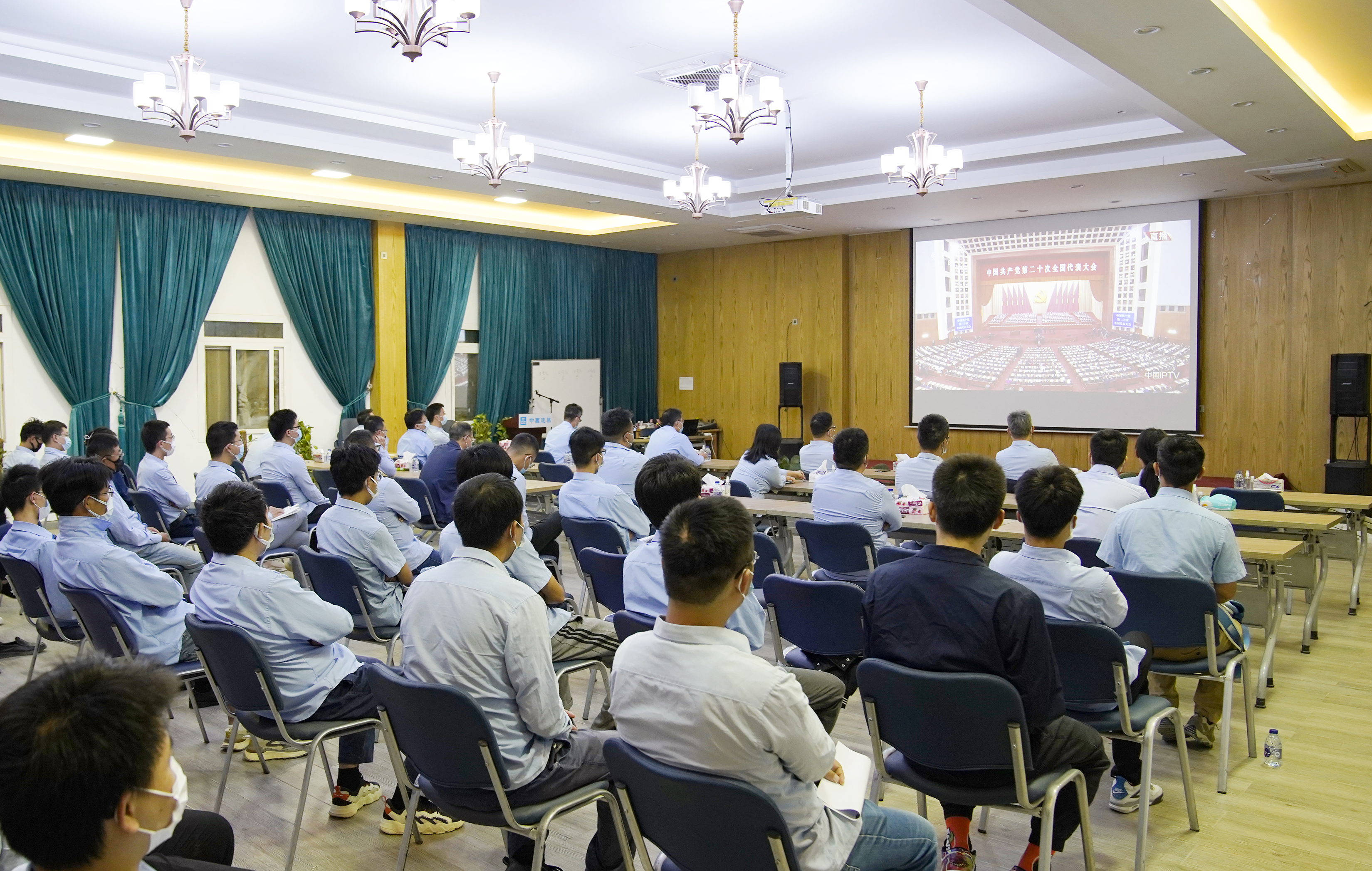 13.万象城AWC八局埃及新首都CBD项目建设者收看党的二十大开幕会.png